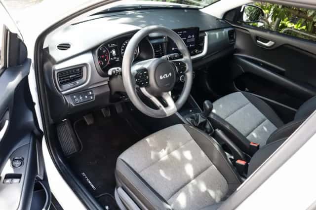 Kia Stonic (2022) thumbnail 3