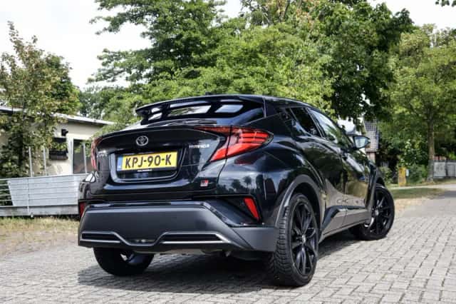 Toyota C-HR (2022) thumbnail 2