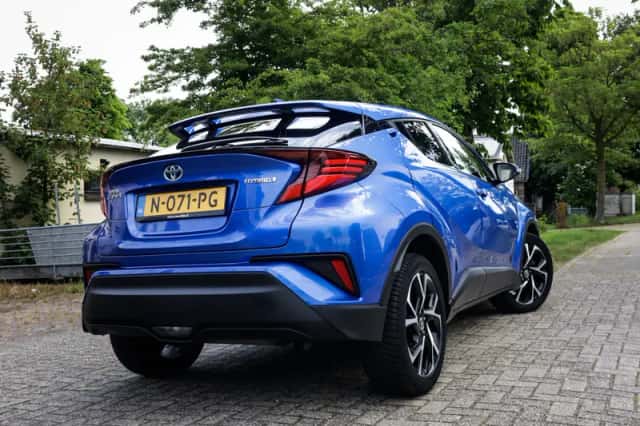 Toyota C-HR (2021) thumbnail 2