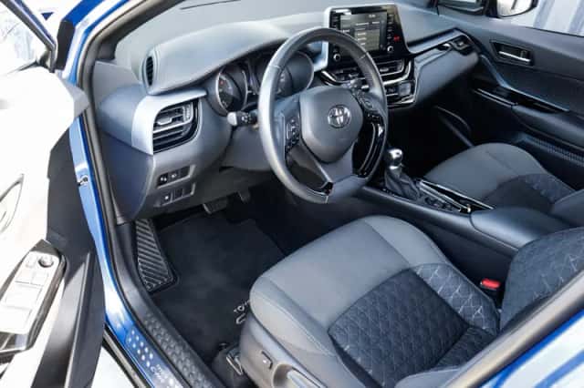 Toyota C-HR (2021) thumbnail 3