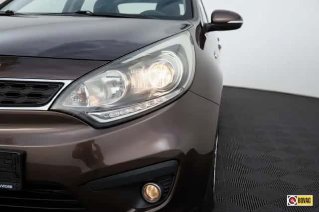Kia Rio (2011) thumbnail 3
