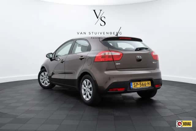 Kia Rio (2011) thumbnail 5