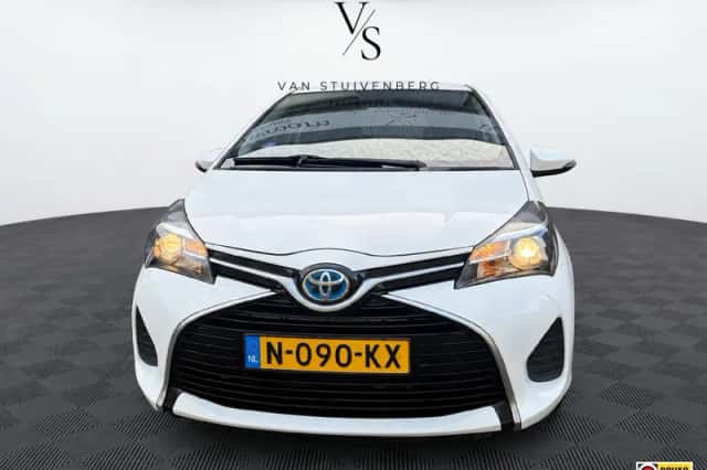Toyota Yaris (2016) thumbnail 2