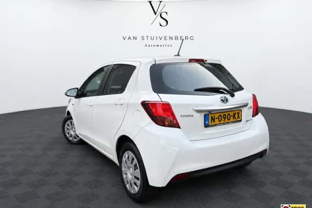 Toyota Yaris (2016) thumbnail 4