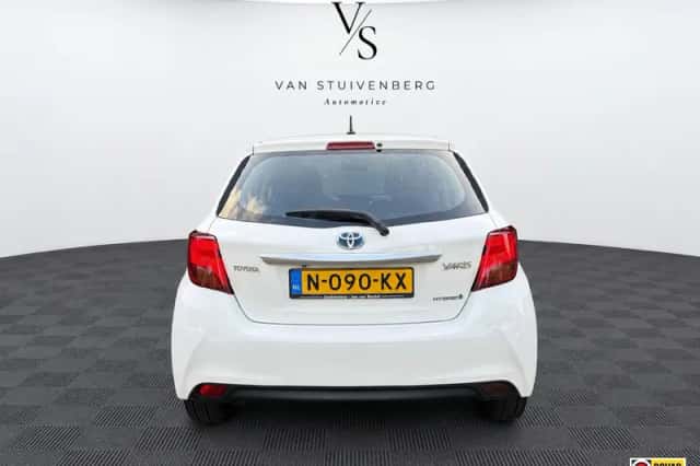 Toyota Yaris (2016) thumbnail 5