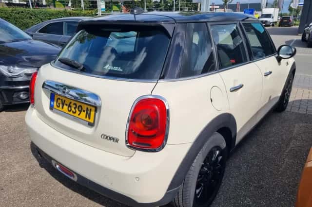 MINI Cooper (2015) thumbnail 5