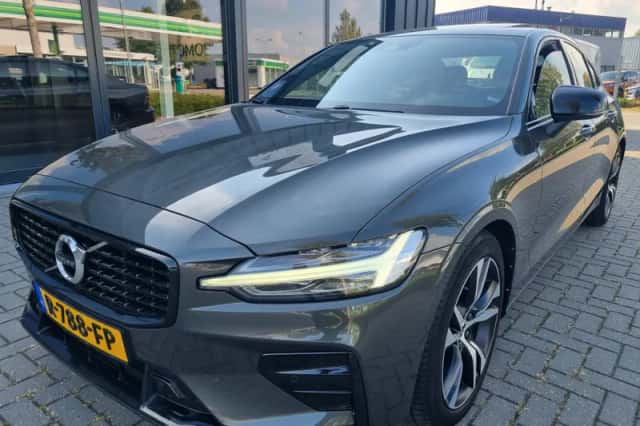 Volvo S60 (2022) thumbnail 2