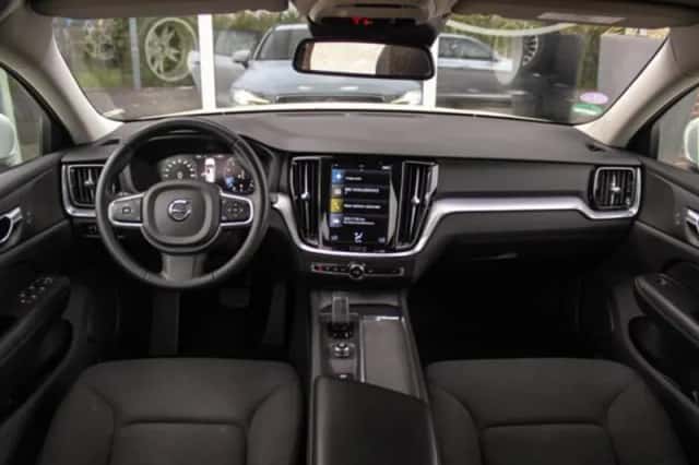 Volvo V60 (2022) thumbnail 3
