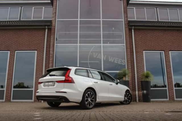 Volvo V60 (2022) thumbnail 5