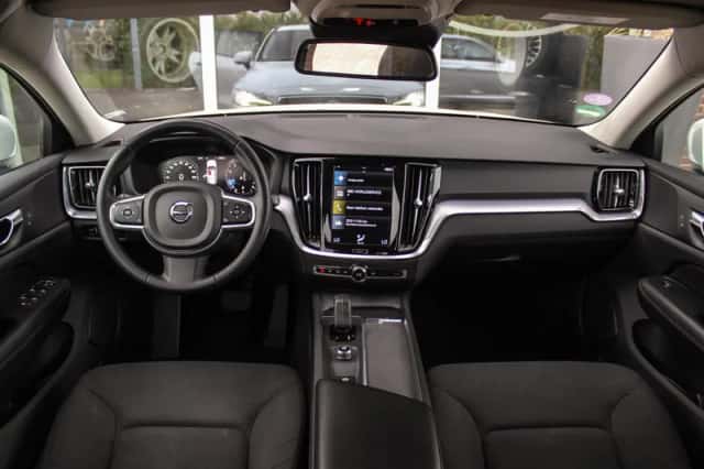 Volvo V60 (2022) thumbnail 3