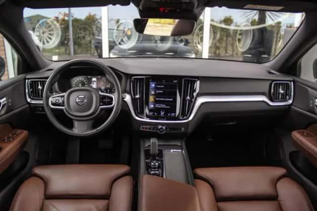 Volvo V60 (2021) thumbnail 3