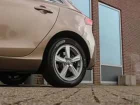 Volvo V40 (2013) thumbnail 40