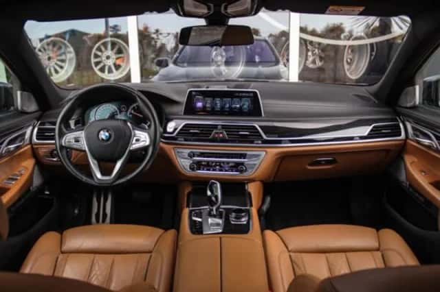 BMW 7-Serie (2015) thumbnail 3
