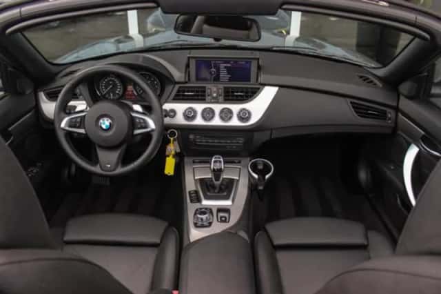 BMW Z4 (2010) thumbnail 3