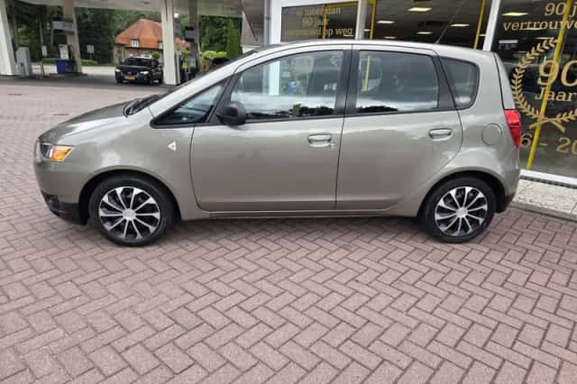 Mitsubishi Colt (2012) thumbnail 2