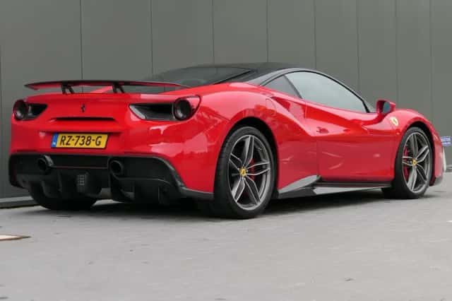 Ferrari 488 (2015) thumbnail 2