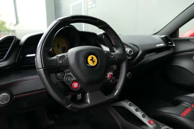Ferrari 488 (2015) thumbnail 5