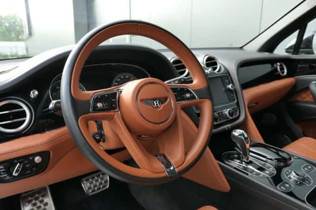 Bentley Bentayga (2016) thumbnail 3