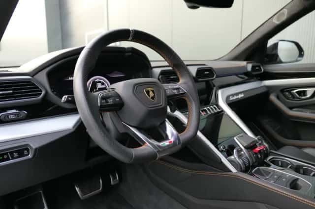 Lamborghini Urus (2019) thumbnail 4