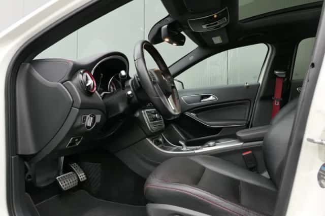 Mercedes-Benz GLA (2015) thumbnail 3