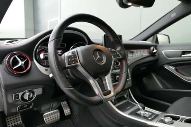 Mercedes-Benz GLA (2015) thumbnail 4