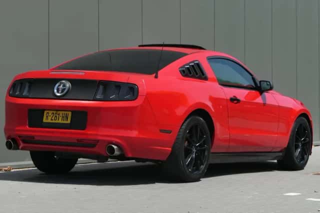 Ford Mustang (2017) thumbnail 2