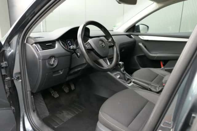 Škoda Octavia (2018) thumbnail 3