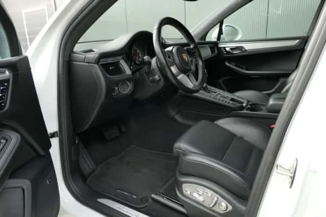 Porsche Macan (2018) thumbnail 3
