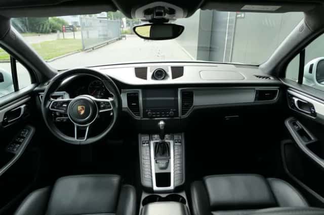 Porsche Macan (2018) thumbnail 4