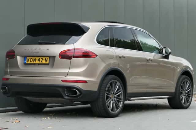 Porsche Cayenne (2015) thumbnail 2