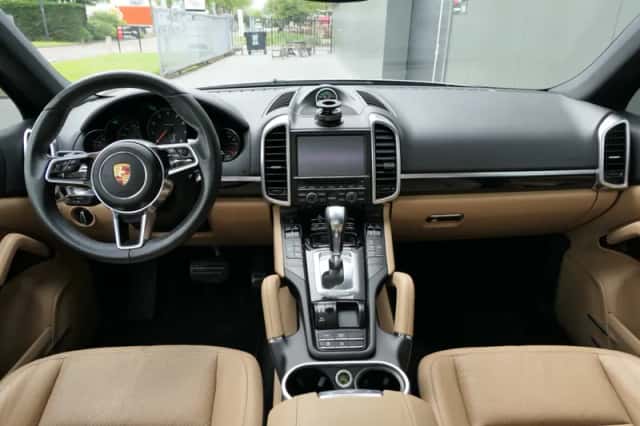 Porsche Cayenne (2015) thumbnail 4