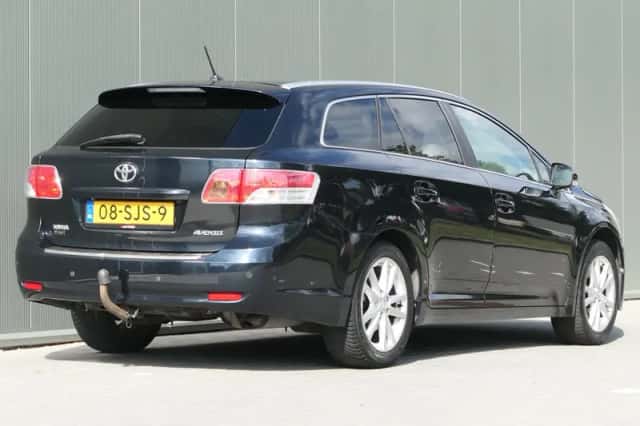 Toyota Avensis (2011) thumbnail 2