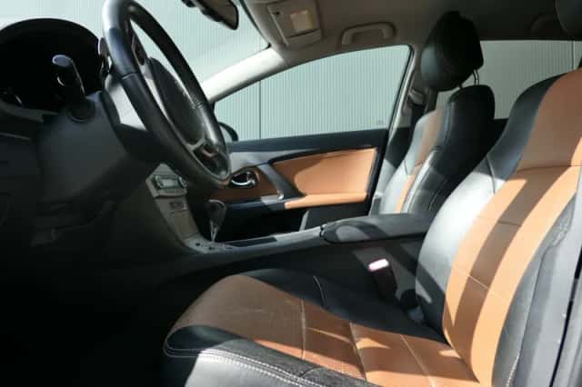 Toyota Avensis (2011) thumbnail 3