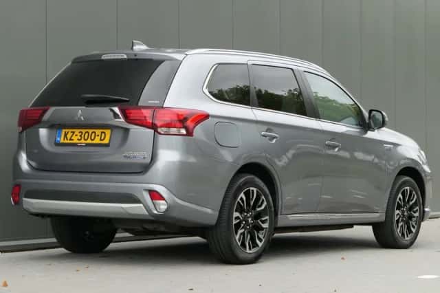 Mitsubishi Outlander (2016) thumbnail 2