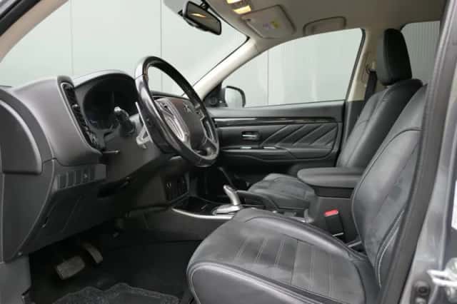 Mitsubishi Outlander (2016) thumbnail 3