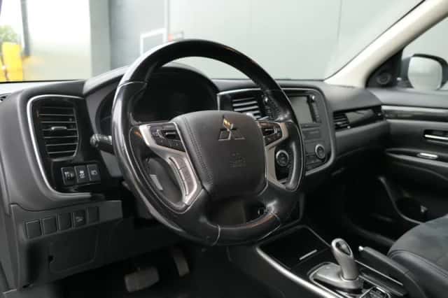 Mitsubishi Outlander (2016) thumbnail 4
