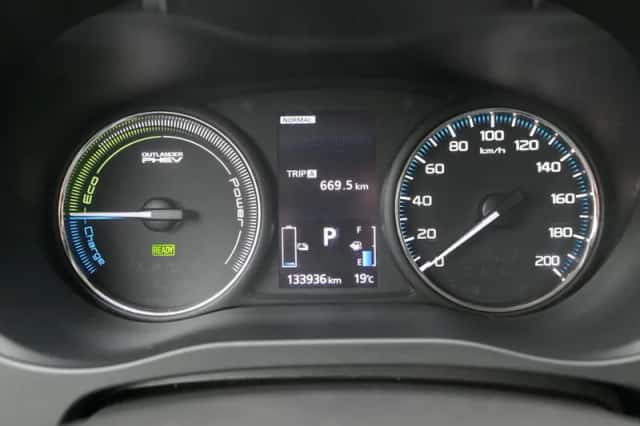 Mitsubishi Outlander (2016) thumbnail 5