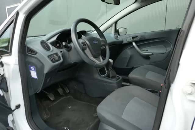 Ford Fiesta (2011) thumbnail 2