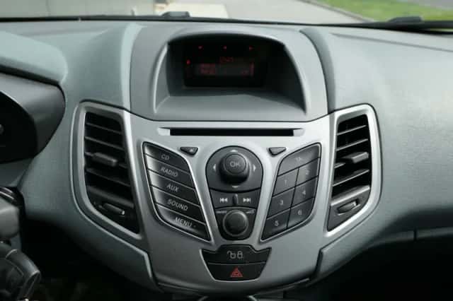 Ford Fiesta (2011) thumbnail 3