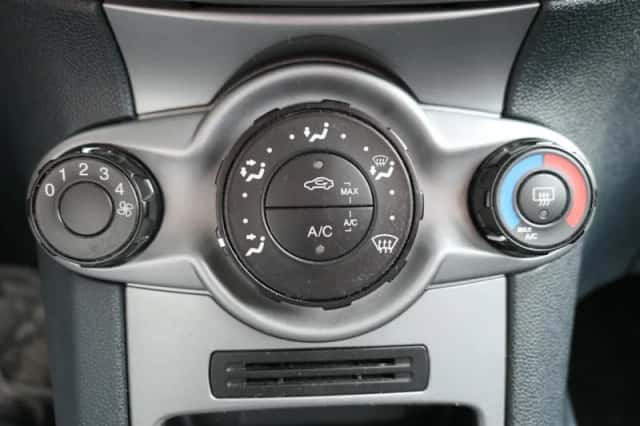 Ford Fiesta (2011) thumbnail 4