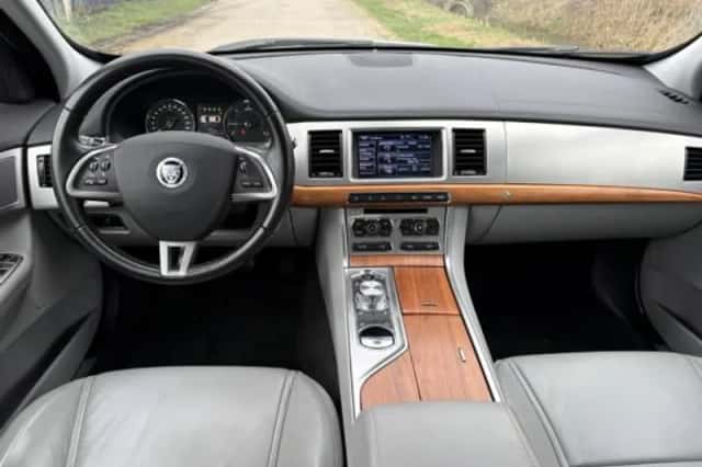 Jaguar XF (2012) thumbnail 3