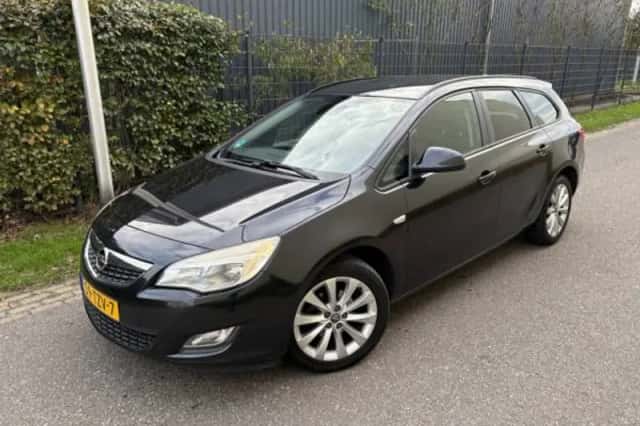 Opel Astra (2012) thumbnail 2