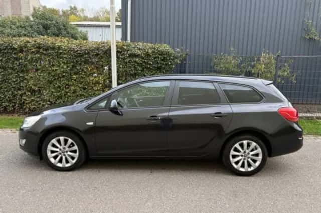 Opel Astra (2012) thumbnail 3