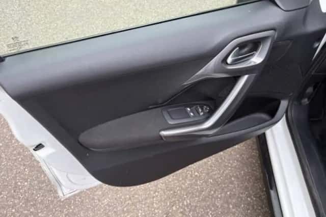 Peugeot 2008 (2017) thumbnail 6