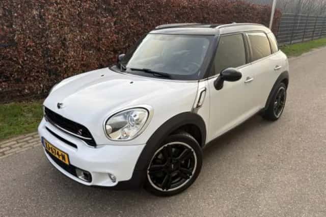 MINI Countryman (2015) thumbnail 2