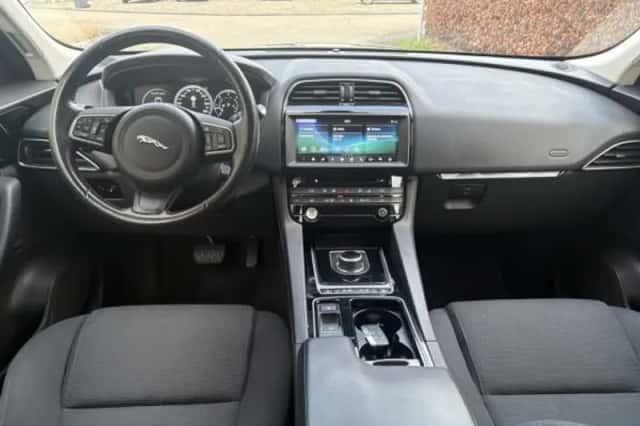 Jaguar F-Pace (2017) thumbnail 3