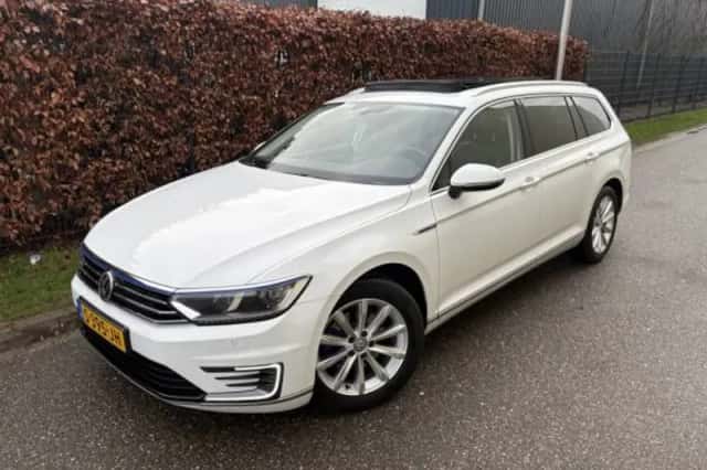 Volkswagen Passat (2017) thumbnail 2
