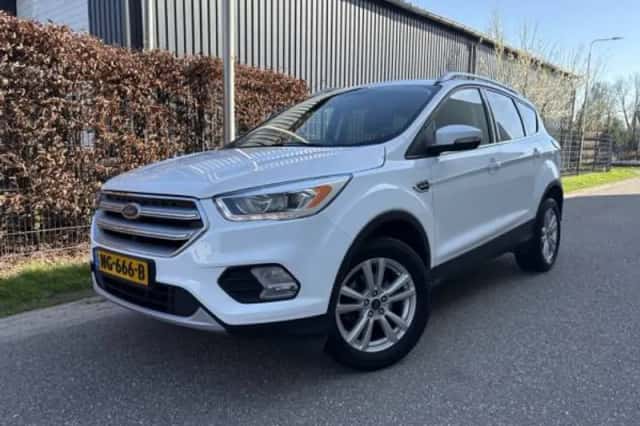 Ford Kuga (2017) thumbnail 1