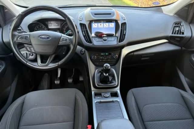 Ford Kuga (2017) thumbnail 3