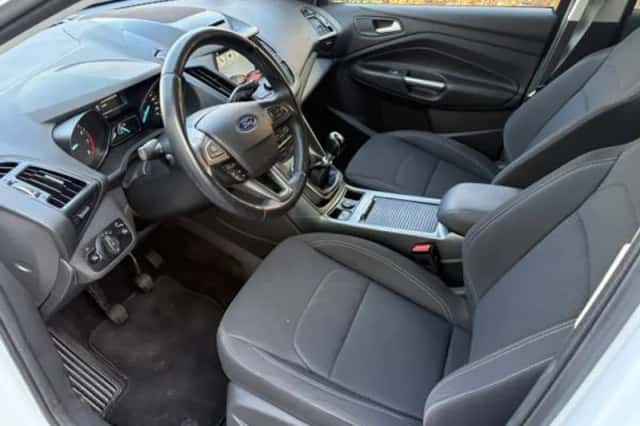 Ford Kuga (2017) thumbnail 5